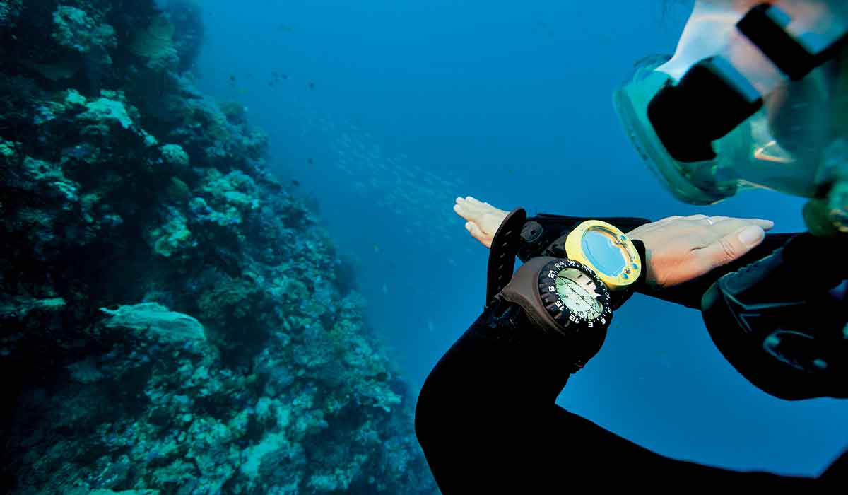 Gazebo Parts Direct Sales Store -Équipement De Plongé Soldes 2024 diver charts path forward through use of a compass watch on his arm